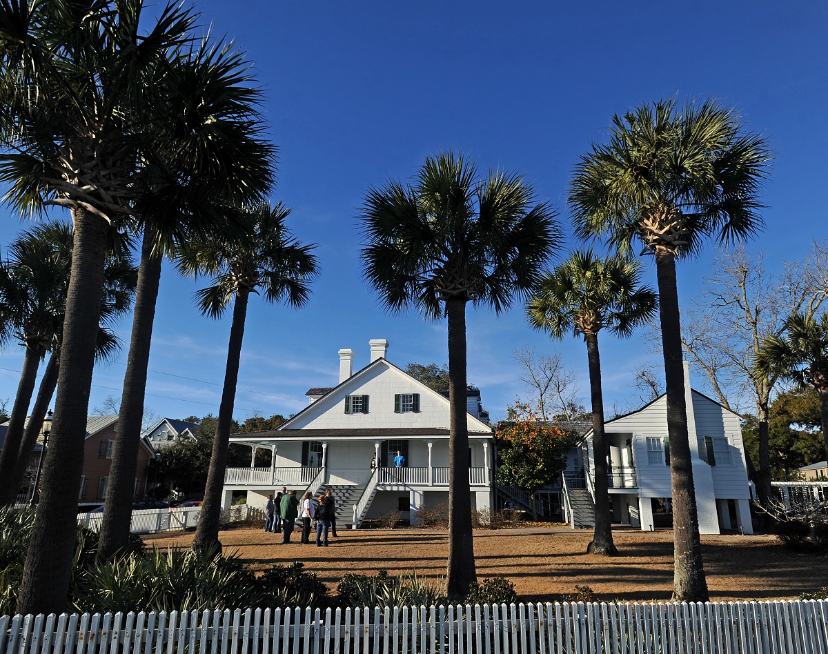 A pictures of the side yard at the Barkley House 